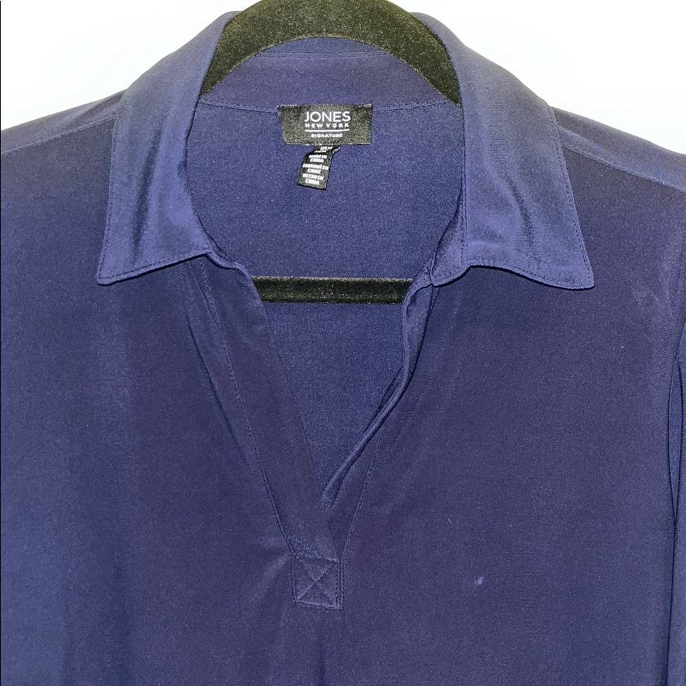 Jones New York Navy Collared Top V Neck blouse size Medium 3/4 sleeve button - Picture 2 of 6